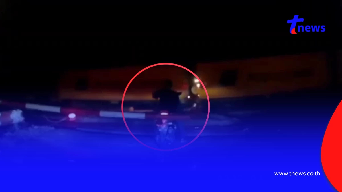 หวิดดับเสี้ยววินาที! จยย. ฝ่าไม้กั้นรถไฟพานทอง กระบะบีบแตรช่วย