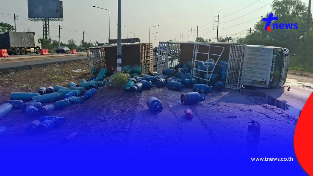 ระทึก! 6 ล้อขนแก๊สคว่ำเลี่ยงเมืองโคราช รั่วไหลเกลื่อนถนน