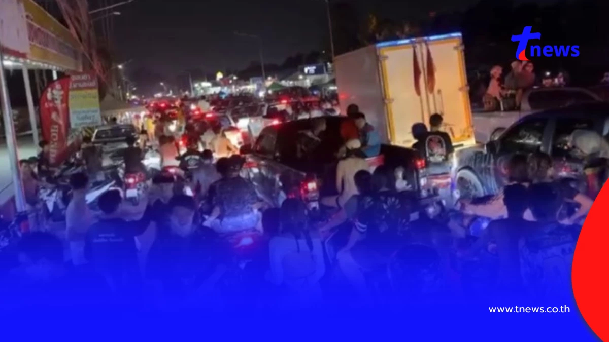 ไหลบ่อวินสุดคึกคัก! ประชาชนทะลักเล่นน้ำแน่นสองฝั่งถนน