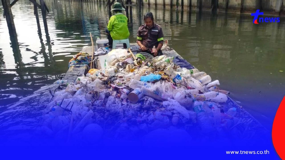 ช็อกปริมาณขยะในคลอง! เจ้าหน้าที่เร่งเก็บกวาดคลองเตย