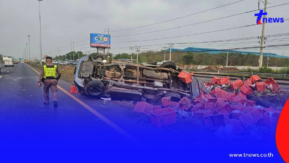 ยางระเบิดกลางทาง! กระบะบรรทุกมะม่วงเสียหลัก คนขับเจ็บเล็กน้อย