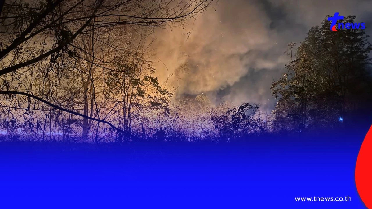 ลอบเผาขยะลามทุ่ง! ไฟไหม้ใกล้ชุมชนโคราช ระดมรถดับเพลิงคุม!