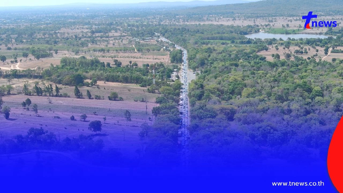 ภาพมุมสูง! รถเริ่มแน่น กม.76-77 หน้า "ตลาดโคกอีโด่ย" ตร.เร่งระบาย