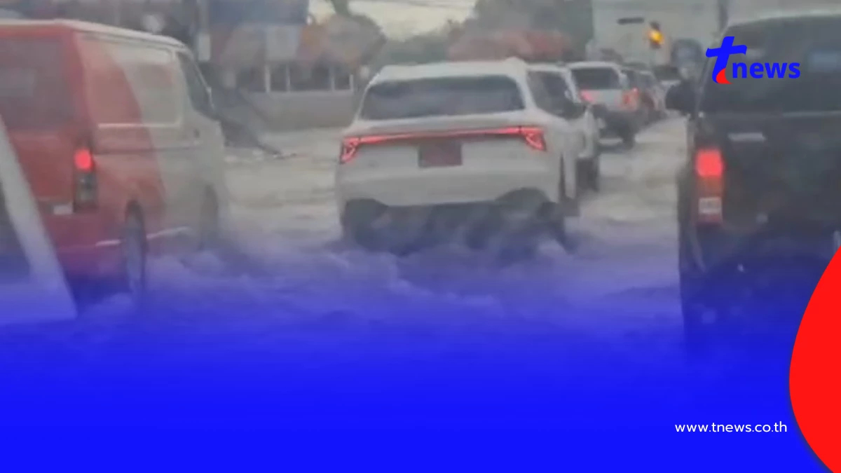 ฝนถล่มโคราช! น้ำท่วมสามแยกหัวทะเลอ่วม รถเล็กสัญจรทุลักทุเล
