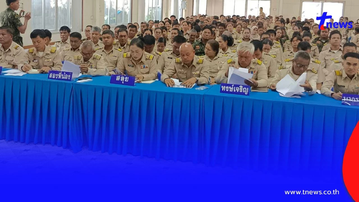 นายอำเภอท่าแซะล็อกห้องประชุม ตรวจปัสสาวะผู้นำ 116 หมู่บ้าน