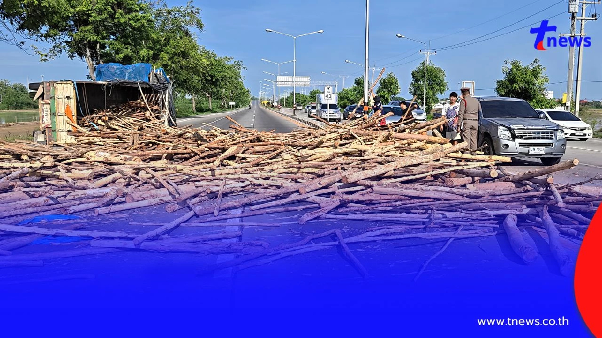 ระทึกแยกไฟแดงสุพรรณฯ รถพ่วงบรรทุกไม้ยูคาพลิกคว่ำ กระเด็นใส่รถ