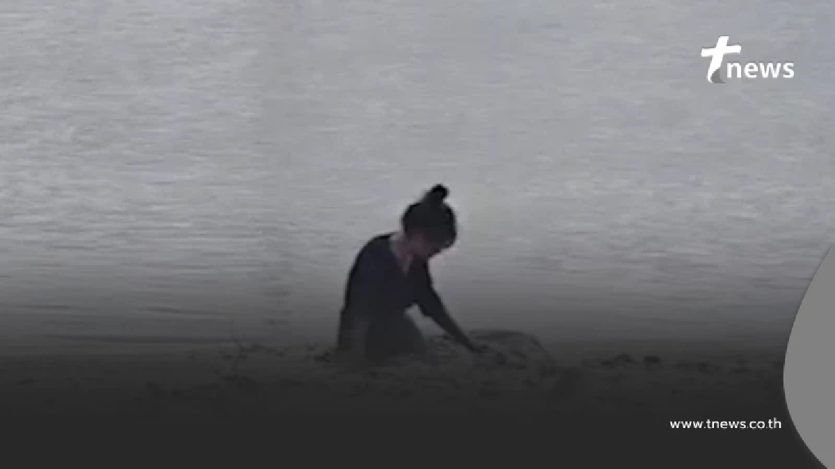 สาวทำบุญปล่อยปลา แต่ปลาดุกติดโคลนว่ายไม่ได้ เลยเดินลงไปช่วย
