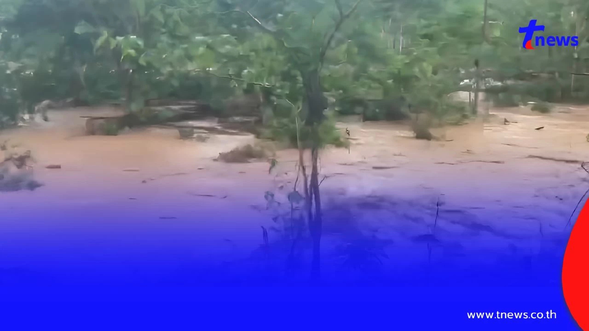 แม่สะเรียงวิกฤต! ฝนถล่มน้ำห้วยแม่แงะ รถขนสินค้าติดกลางน้ำ