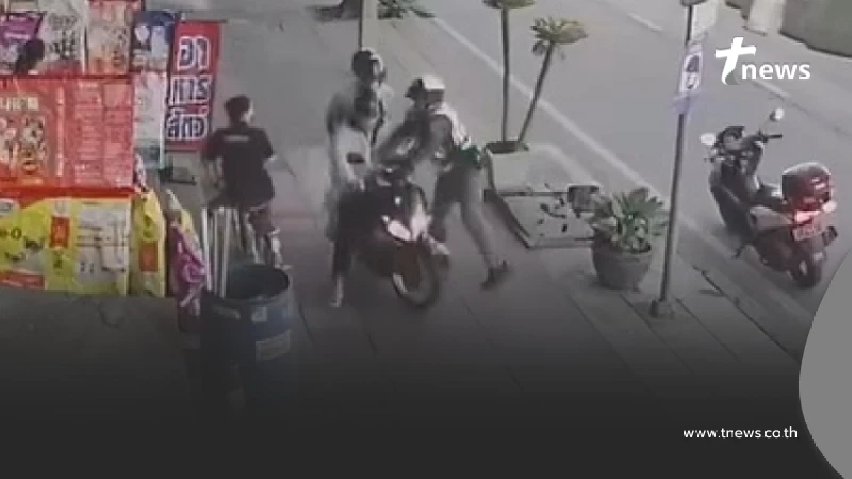 คลิปตำรวจสกัด มอเตอร์ไซค์ขี่บนฟุตบาทจนล้ม โซเชียลเสียงแตก
