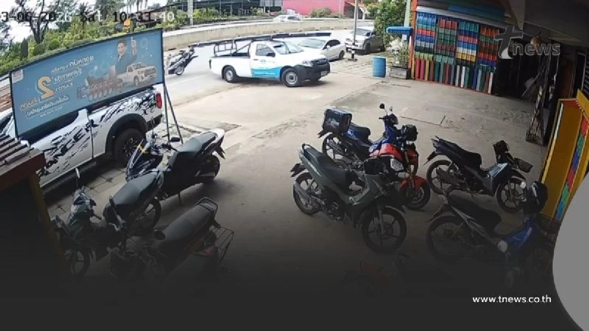 วงจรปิดเผยนาทีสลด! เหล็กยื่นท้ายรถกระบะ คร่าชีวิตหญิงขี่รถผ่าน