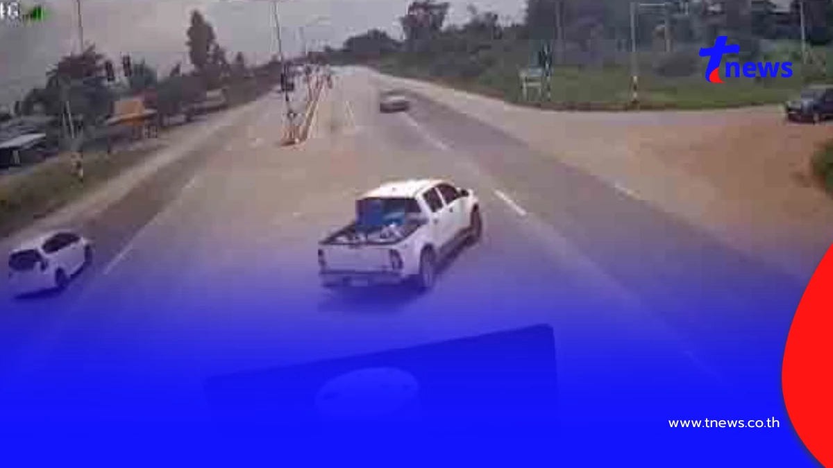 ชนสนั่นสระแก้ว! กระบะรีบเลี้ยวขวา ชนทางตรงพังยับ อ้างดูไฟผิด