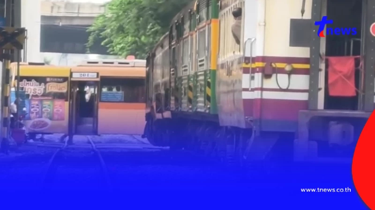 โดนแล้ว คนขับรถเมล์สาย 204 จอดคร่อมราง ขณะรถไฟกำลังขับผ่าน