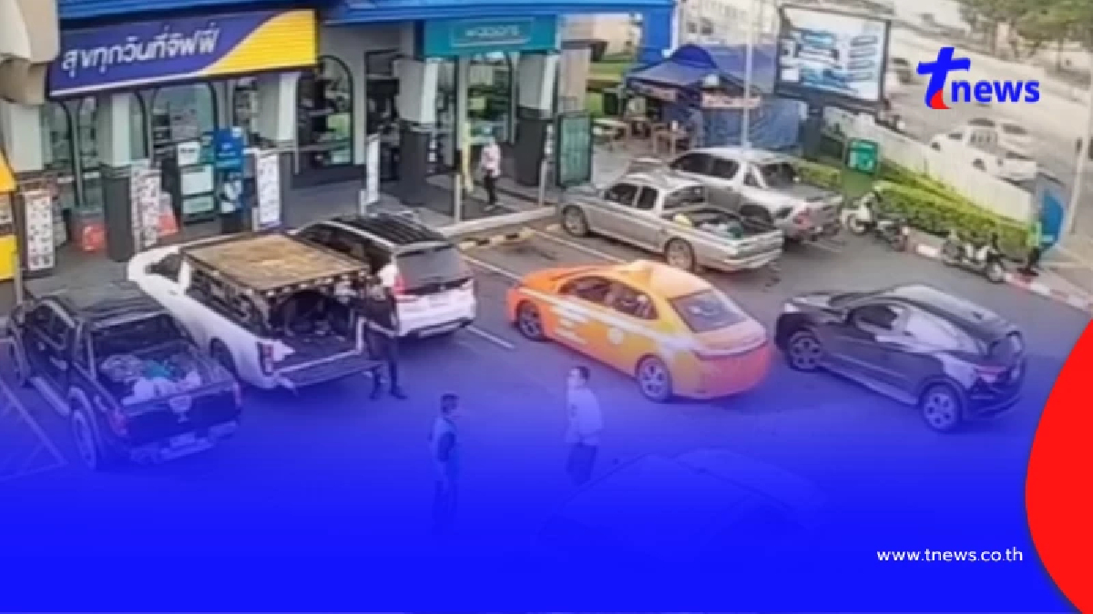นนทบุรียังเดือด แย่งที่จอดรถ ในปั๊มน้ำมัน หนุ่มฉุนจัด กดไป 5 ปลอก