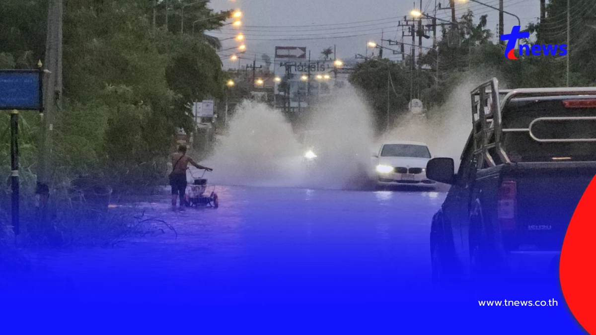 ฝนถล่มบ้านฉางท่วมคลองทรายสูงถึงแข้ง รถตู้ถอยรับนักเรียนวุ่น
