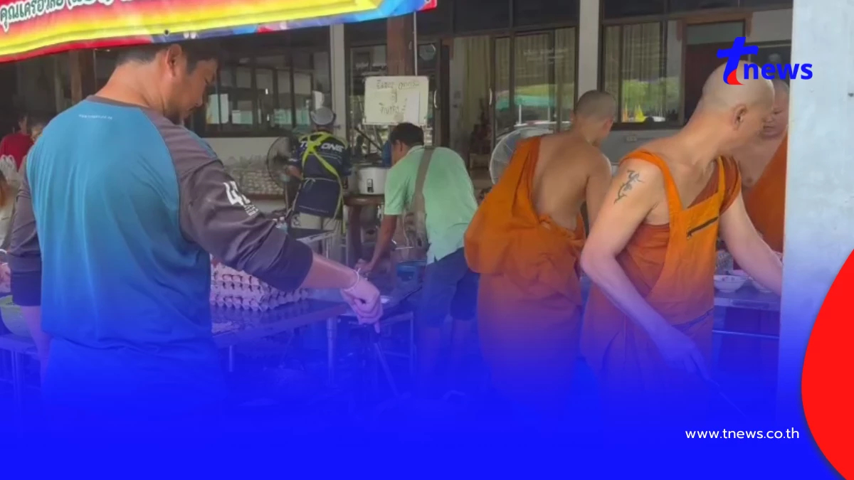 “พระครูป้อม” เปิดโรงครัวทำข้าวกล่องลุยน้ำแจกชาวบ้านติดค้าง