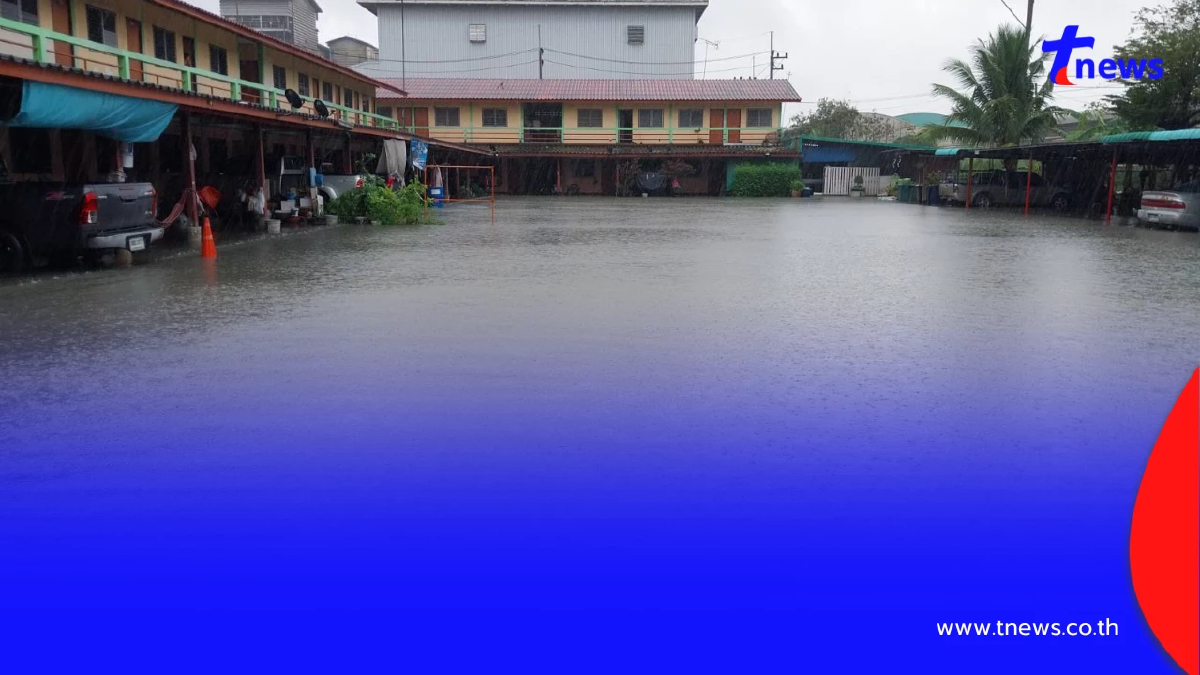 ปทุมธานีอ่วม ฝนถล่มทั้งคืน น้ำทะลักท่วมห้องเช่า-ร้านค้าเสียหาย