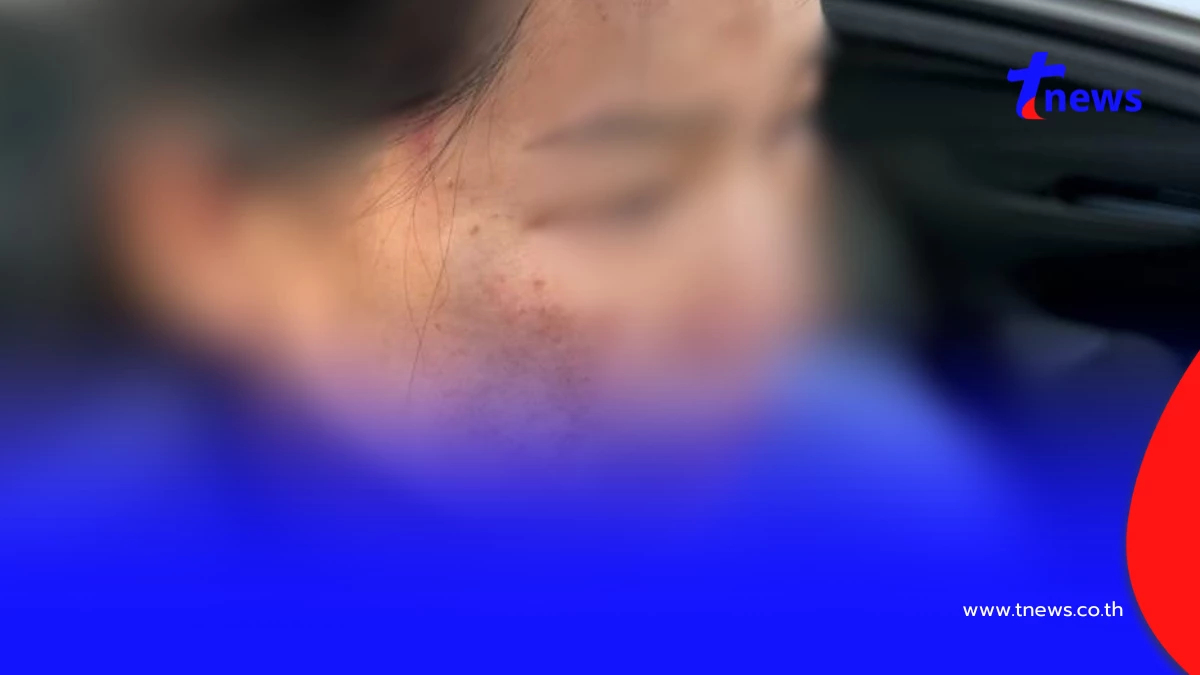 ทนายกร่าง! รัวหมัดต่อยสาวตาปิด โยนขวดน้ำปลาใส่ต่อหน้าลูก