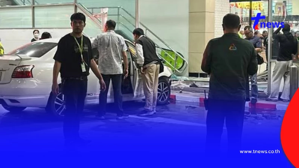 พุ่งไปได้ยังไง หญิงวัย 67 พูดแล้ว ขับเก๋งทะลุห้างดัง ชนคนเจ็บ 6 ราย