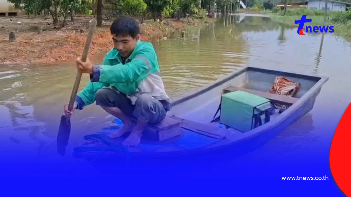 ใจสู้เกินร้อย! สัปเหร่อไรเดอร์พายเรือฝ่าน้ำท่วมส่งอาหาร