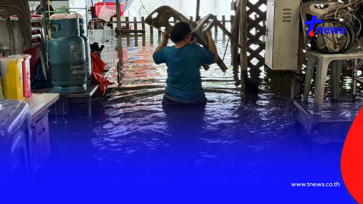 น้ำคลองรังสิตทะลักท่วมร้านก๋วยเตี๋ยวเรือ 70 ซม. เร่งขนย้ายหนี